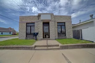 109 S 2nd St, Watseka, IL 60970 - Photo 1
