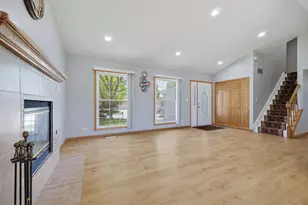 898 Debra Ln, Elk Grove Village, IL 60007 - Photo 3