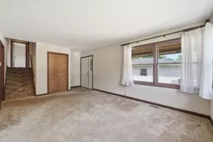 629 N Lakeview Dr, Round Lake, IL 60073 - Photo 3