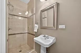 924 W Roscoe St, Chicago, IL 60657 - Photo 21