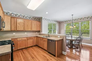 2261 Creekwood Dr, Mundelein, IL 60060 - Photo 7