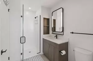 948 W Sunnyside Ave, Chicago, IL 60640 - Photo 9