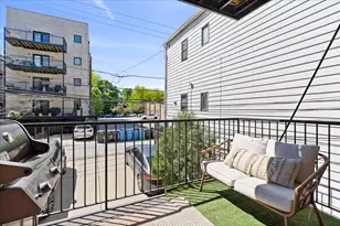 831 W Buckingham Pl, Chicago, IL 60657 - Photo 25