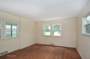 645 Pleasant St, Woodstock, IL 60098 - Photo 5