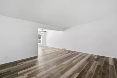 10S324 E Hampshire Lane, Willowbrook, IL 60527 - Photo 5