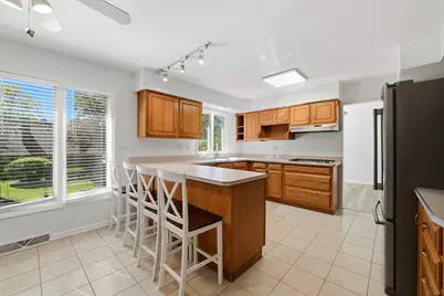 10S324 E Hampshire Lane, Willowbrook, IL 60527 - Photo 11