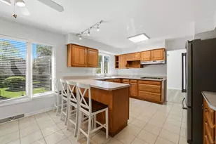 10S324 E Hampshire Ln, Willowbrook, IL 60527 - Photo 11