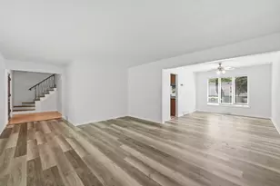 10S324 E Hampshire Ln, Willowbrook, IL 60527 - Photo 5