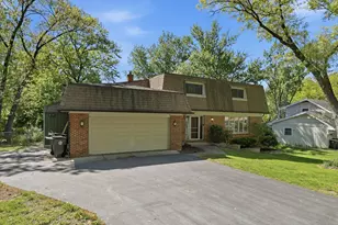 10S324 E Hampshire Ln, Willowbrook, IL 60527 - Photo 1