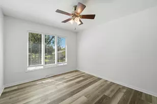 10S324 E Hampshire Ln, Willowbrook, IL 60527 - Photo 7