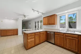 10S324 E Hampshire Ln, Willowbrook, IL 60527 - Photo 9