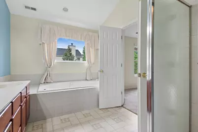 6084 Russell Drive, Hoffman Estates, IL 60192 - Photo 17