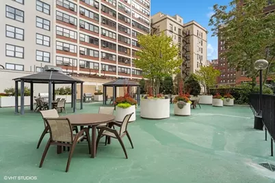 525 W Hawthorne Place #2407, Chicago, IL 60657 - Photo 33