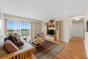 1800 Huntington Blvd, Hoffman Estates, IL 60169 - Photo 3