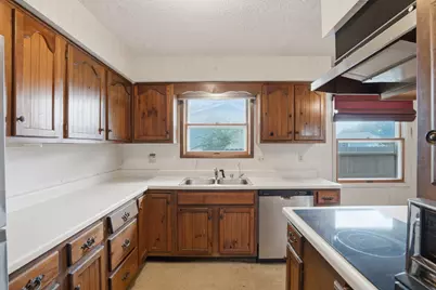 2010 W 63rd Street, Davenport, IA 52806 - Photo 9