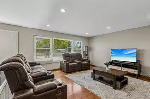 774 Polynesian Dr, Des Plaines, IL 60016 - Photo 5