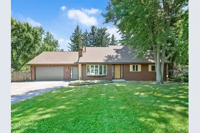 375 W Woodworth Place, Roselle, IL 60172 - Photo 1