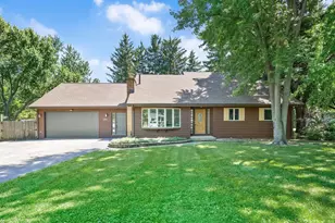 375 W Woodworth Pl, Roselle, IL 60172 - Photo 1