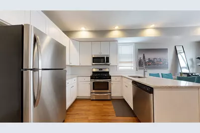 1305 W Barry Avenue #2R, Chicago, IL 60657 - Photo 5