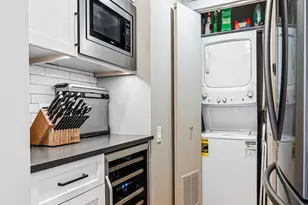 560 W Fulton St, Chicago, IL 60661 - Photo 5