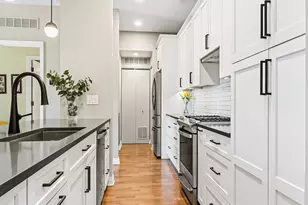 560 W Fulton St, Chicago, IL 60661 - Photo 3
