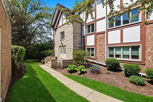 660 Ballantrae Dr, Northbrook, IL 60062 - Photo 1