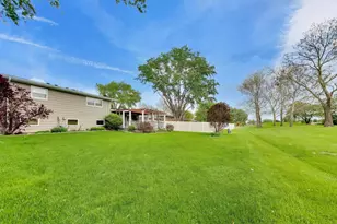 1976 Robert St, Aurora, IL 60506 - Photo 43
