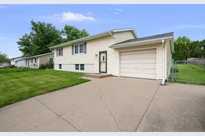 118 E Lamphere Drive, Blue Grass, IA 52726 - Photo 3