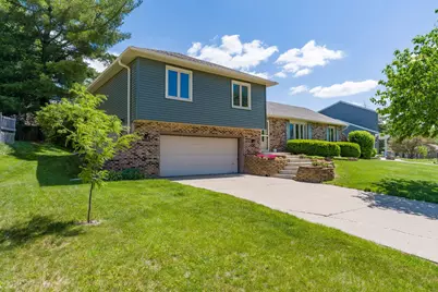 1640 Queens Drive, Bettendorf, IA 52722 - Photo 3