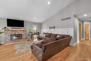 915 S 8th St, Dekalb, IL 60115 - Photo 3