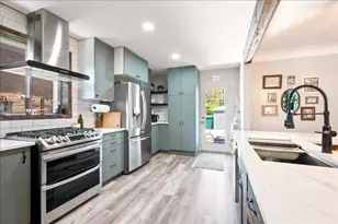 2504 W Jarvis Ave, Chicago, IL 60645 - Photo 9
