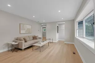 1055 N Bluebonnet Ln, Hoffman Estates, IL 60169 - Photo 5