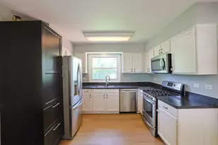 1299 W New Britton Dr, Hoffman Estates, IL 60192 - Photo 9