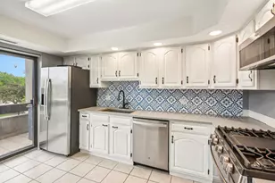 176 E Springbrook Dr, Bloomingdale, IL 60108 - Photo 9