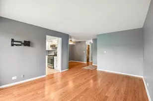 176 E Springbrook Dr, Bloomingdale, IL 60108 - Photo 5