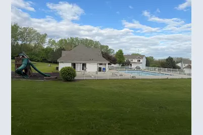 414 Spring Court W, Carpentersville, IL 60110 - Photo 3