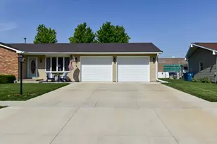 907 Illini Ave, Pontiac, IL 61764 - Photo 3