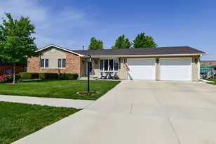 907 Illini Ave, Pontiac, IL 61764 - Photo 1