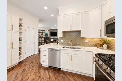 2477 W Montrose Avenue, Chicago, IL 60618 - Photo 13