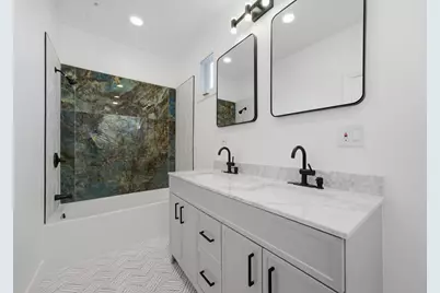 939 N Harding Avenue, Chicago, IL 60651 - Photo 17