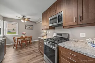 902 W Stonemill Ave, Addison, IL 60101 - Photo 11