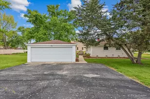 902 W Stonemill Ave, Addison, IL 60101 - Photo 5