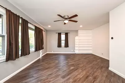 127 S Hawthorne Boulevard, Mundelein, IL 60060 - Photo 5