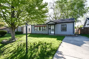 127 S Hawthorne Blvd, Mundelein, IL 60060 - Photo 1