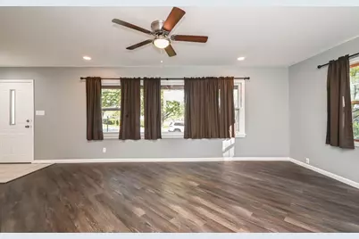 127 S Hawthorne Boulevard, Mundelein, IL 60060 - Photo 9