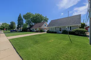 12912 W Playfield Dr, Crestwood, IL 60418 - Photo 1
