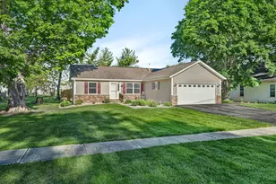 209 N Pine St, Gardner, IL 60424 - Photo 1