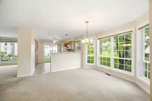 325 Stillwater Ct, Wauconda, IL 60084 - Photo 3