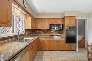 23W081 Red Oak Dr, Glen Ellyn, IL 60137 - Photo 3