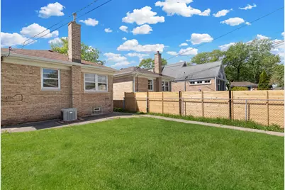 4846 W Foster Avenue, Chicago, IL 60630 - Photo 3